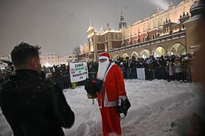 Choinka na Rynku, świąteczna iluminacja i zima. Turyści lubią to! - zdjęcie 23