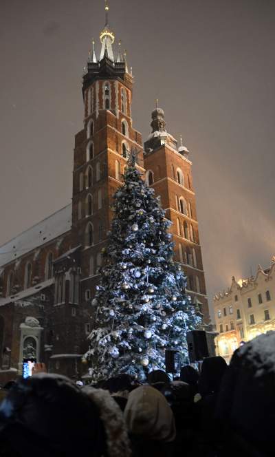 Choinka na Rynku, świąteczna iluminacja i zima. Turyści lubią to! - zdjęcie 18