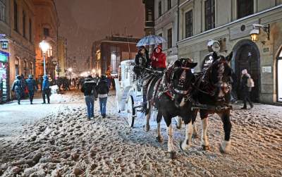 Choinka na Rynku, świąteczna iluminacja i zima. Turyści lubią to! - zdjęcie 15