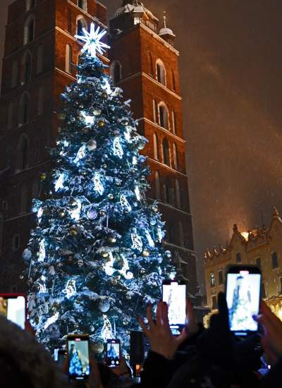 Choinka na Rynku, świąteczna iluminacja i zima. Turyści lubią to! - zdjęcie 19