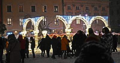 Choinka na Rynku, świąteczna iluminacja i zima. Turyści lubią to! - zdjęcie 1