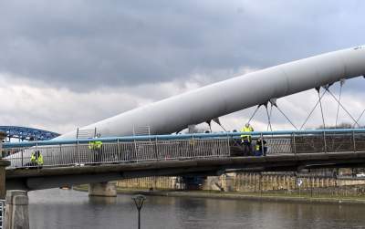 Zaczęło się: tak wkracza "nowe" na kładkę o. Bernatka, "nigdy więcej kłódek" - zdjęcie 13