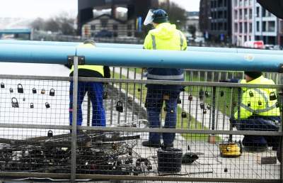 Zaczęło się: tak wkracza "nowe" na kładkę o. Bernatka, "nigdy więcej kłódek" - zdjęcie 21