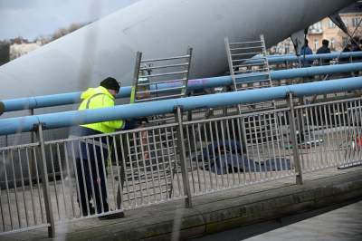 Zaczęło się: tak wkracza "nowe" na kładkę o. Bernatka, "nigdy więcej kłódek" - zdjęcie 6