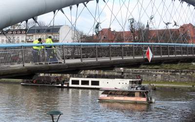 Zaczęło się: tak wkracza "nowe" na kładkę o. Bernatka, "nigdy więcej kłódek" - zdjęcie 18
