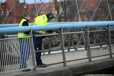 Zaczęło się: tak wkracza "nowe" na kładkę o. Bernatka, "nigdy więcej kłódek" - zdjęcie 9