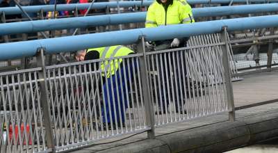 Zaczęło się: tak wkracza "nowe" na kładkę o. Bernatka, "nigdy więcej kłódek" - zdjęcie 7