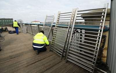 Zaczęło się: tak wkracza "nowe" na kładkę o. Bernatka, "nigdy więcej kłódek" - zdjęcie 2