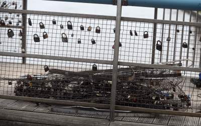 Zaczęło się: tak wkracza "nowe" na kładkę o. Bernatka, "nigdy więcej kłódek" - zdjęcie 20