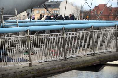 Zaczęło się: tak wkracza "nowe" na kładkę o. Bernatka, "nigdy więcej kłódek" - zdjęcie 11