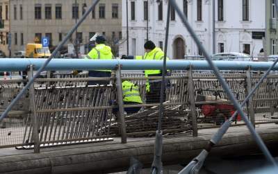 Zaczęło się: tak wkracza "nowe" na kładkę o. Bernatka, "nigdy więcej kłódek" - zdjęcie 23
