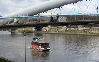 Zaczęło się: tak wkracza "nowe" na kładkę o. Bernatka, "nigdy więcej kłódek" - zdjęcie 15