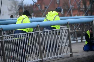Zaczęło się: tak wkracza "nowe" na kładkę o. Bernatka, "nigdy więcej kłódek" - zdjęcie 12