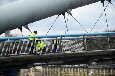 Zaczęło się: tak wkracza "nowe" na kładkę o. Bernatka, "nigdy więcej kłódek" - zdjęcie 16