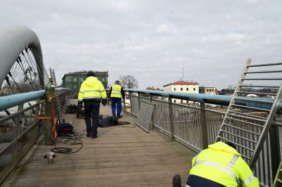 Zaczęło się: tak wkracza "nowe" na kładkę o. Bernatka, "nigdy więcej kłódek" - zdjęcie 1