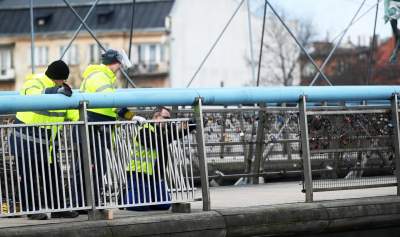 Zaczęło się: tak wkracza "nowe" na kładkę o. Bernatka, "nigdy więcej kłódek" - zdjęcie 17