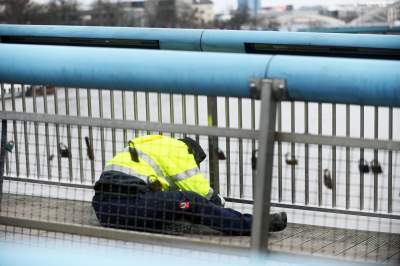 Zaczęło się: tak wkracza "nowe" na kładkę o. Bernatka, "nigdy więcej kłódek" - zdjęcie 19