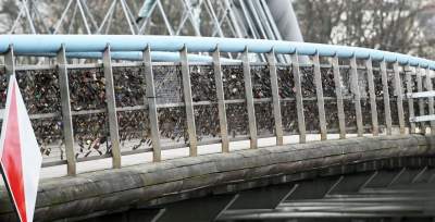 Zaczęło się: tak wkracza "nowe" na kładkę o. Bernatka, "nigdy więcej kłódek" - zdjęcie 8