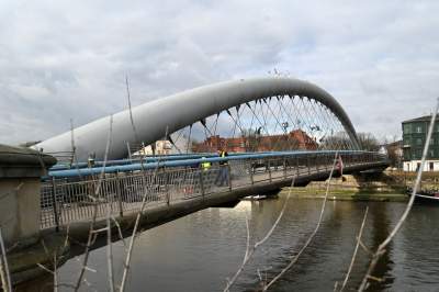 Zaczęło się: tak wkracza "nowe" na kładkę o. Bernatka, "nigdy więcej kłódek" - zdjęcie 5