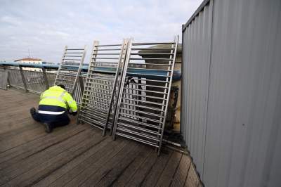Zaczęło się: tak wkracza "nowe" na kładkę o. Bernatka, "nigdy więcej kłódek" - zdjęcie 4
