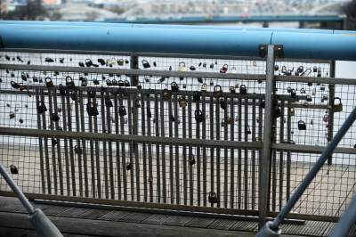 Zaczęło się: tak wkracza "nowe" na kładkę o. Bernatka, "nigdy więcej kłódek" - zdjęcie 22