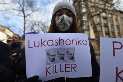 Protest przed rosyjskim konsulatem po śmierci Nawalnego - zdjęcie 10