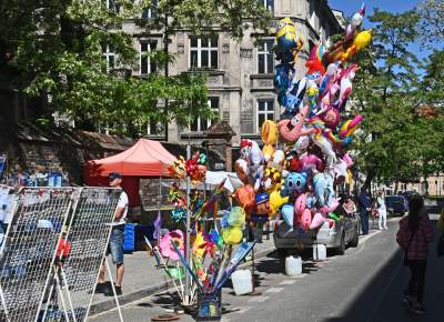 Tradycyjna procesja na Skałkę: hierarchowie, wierni i politycy (głównie PiS) - zdjęcie 50