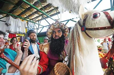Dorota Segda i zaskakujące spotkania na trasie pochodu Lajkonika - zdjęcie 15