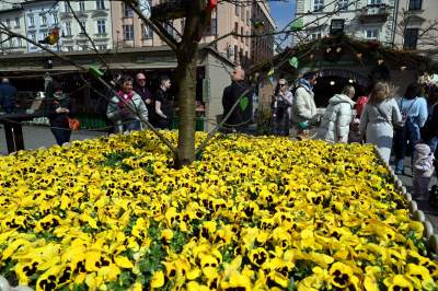 Turyści zachwyceni Jarmarkiem Wielkanocnym na Rynku Głównym - zdjęcie 24