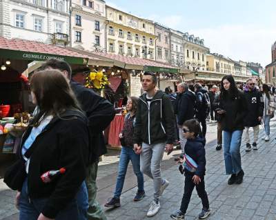 Turyści zachwyceni Jarmarkiem Wielkanocnym na Rynku Głównym - zdjęcie 22