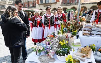 Turyści zachwyceni Jarmarkiem Wielkanocnym na Rynku Głównym - zdjęcie 32