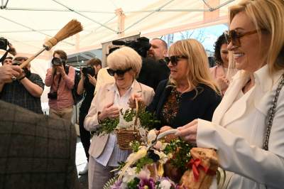 Święcenie pokarmów i poczęstunek na Rynku Głównym. Piękna tradcyja - zdjęcie 9