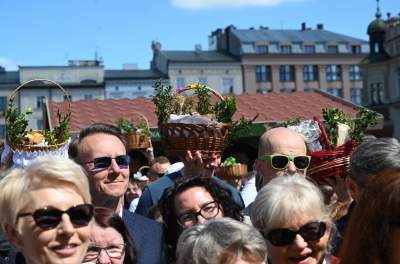 Święcenie pokarmów i poczęstunek na Rynku Głównym. Piękna tradcyja - zdjęcie 7