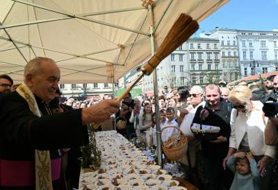 Święcenie pokarmów i poczęstunek na Rynku Głównym. Piękna tradcyja - zdjęcie 10
