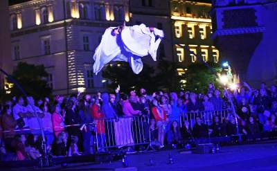 Nocna parada na Rynku Głównym. Dosłownie odlot! - zdjęcie 22