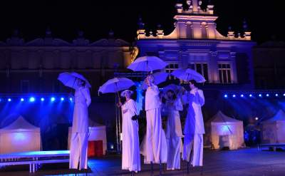 Nocna parada na Rynku Głównym. Dosłownie odlot! - zdjęcie 31