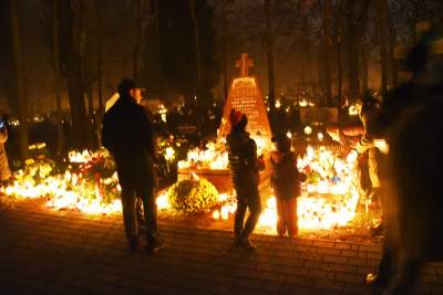 Tu zawsze pali się najwięcej zniczy... - zdjęcie 13