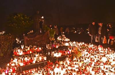 Tu zawsze pali się najwięcej zniczy... - zdjęcie 17