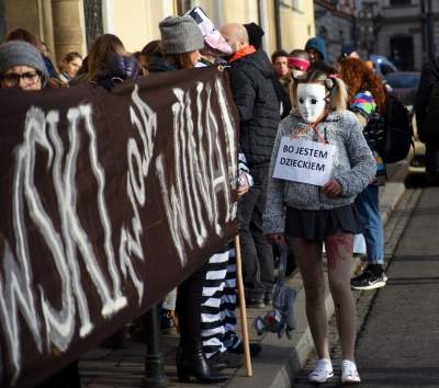 Jędraszewski w więziennym pasiaku, krew, krzyk i płacz przed kurią - zdjęcie 17