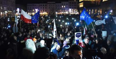 Klatka przed wieżą Ratuszową: protest tysięcy osób - zdjęcie 22