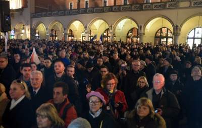 Klatka przed wieżą Ratuszową: protest tysięcy osób - zdjęcie 5
