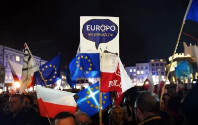 Klatka przed wieżą Ratuszową: protest tysięcy osób - zdjęcie 6