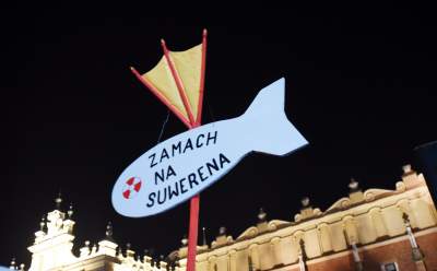 Klatka przed wieżą Ratuszową: protest tysięcy osób - zdjęcie 40