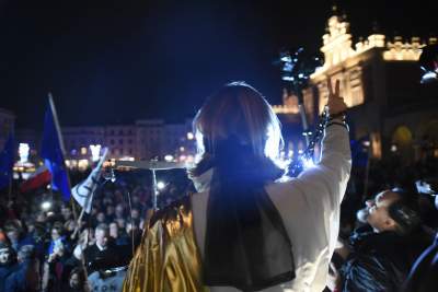 Klatka przed wieżą Ratuszową: protest tysięcy osób - zdjęcie 38