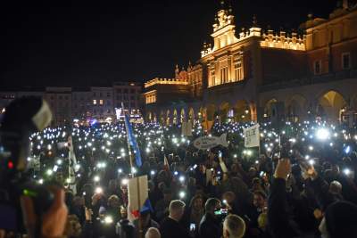 Klatka przed wieżą Ratuszową: protest tysięcy osób - zdjęcie 29