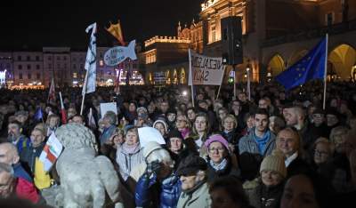 Klatka przed wieżą Ratuszową: protest tysięcy osób - zdjęcie 13