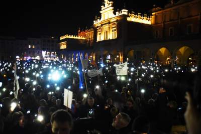 Klatka przed wieżą Ratuszową: protest tysięcy osób - zdjęcie 27