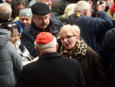 Protesty protestami, ale tłum chciał przełamać się opłatkiem z metropolitą - zdjęcie 12