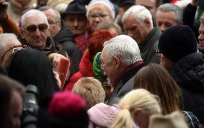 Protesty protestami, ale tłum chciał przełamać się opłatkiem z metropolitą - zdjęcie 7