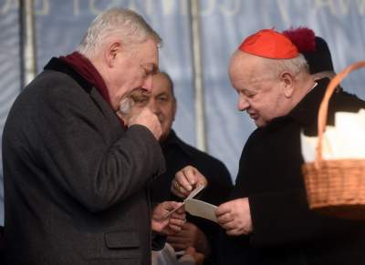 Protesty protestami, ale tłum chciał przełamać się opłatkiem z metropolitą - zdjęcie 6